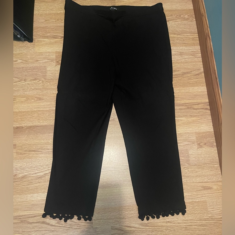 Roz & Ali cropped pants. Size 14, black with Pom Pom trip